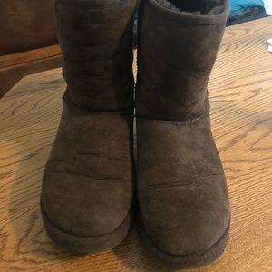 Uggs short chocolate boot